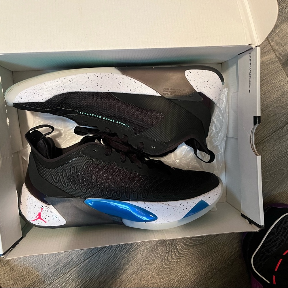 Condition is excellent 9/10 worn around never played basketball in these